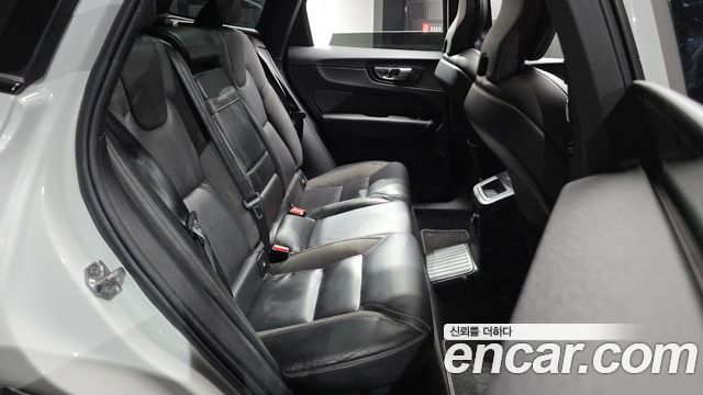 Volvo XC60 2021 — photo 11