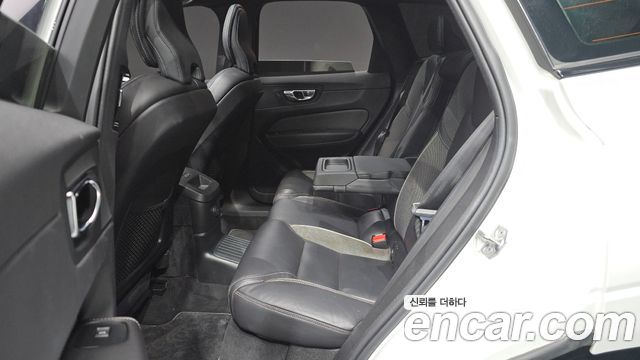 Volvo XC60 2021 — photo 12