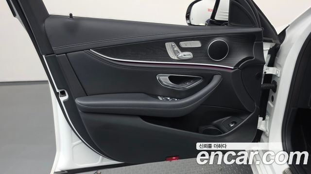 Mercedes-Benz E-Class 2021 — photo 14