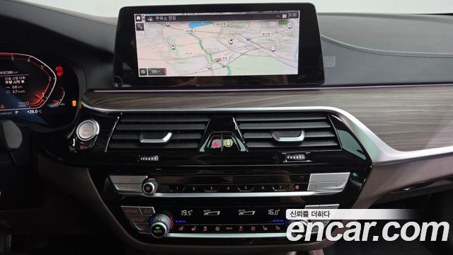 BMW 5-Series 2020 — photo 18
