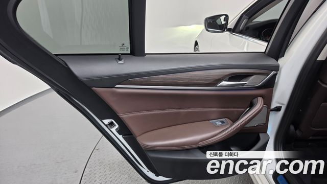 BMW 5-Series 2020 — photo 15