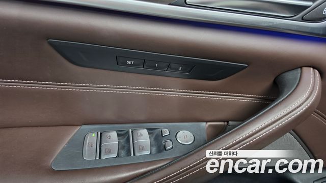 BMW 5-Series 2020 — photo 30