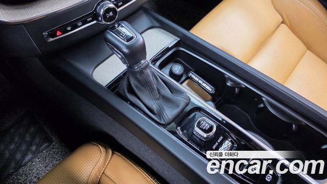 Volvo XC60 2020 — photo 12