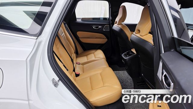 Volvo XC60 2020 — photo 18