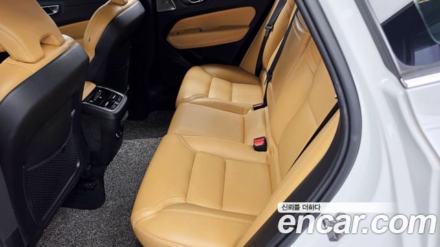 Volvo XC60 2020 — photo 16