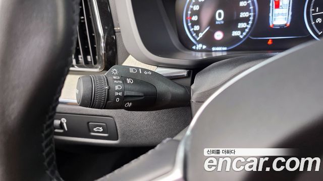 Volvo XC60 2020 — photo 27
