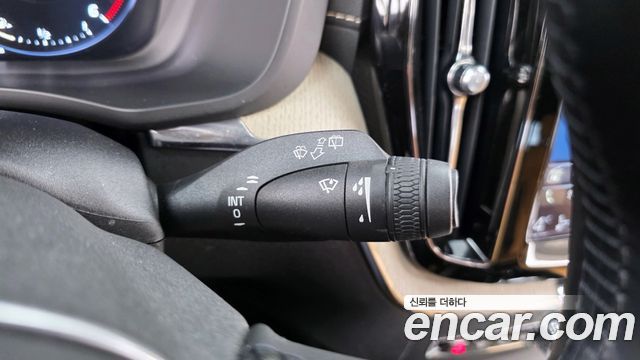 Volvo XC60 2020 — photo 28