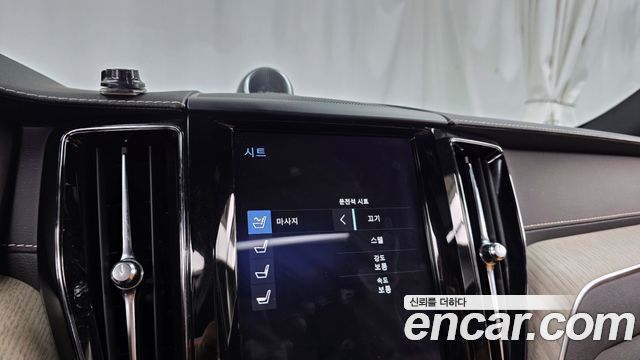 Volvo XC60 2020 — photo 30