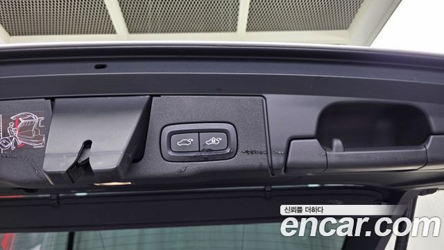 Volvo XC60 2020 — photo 32