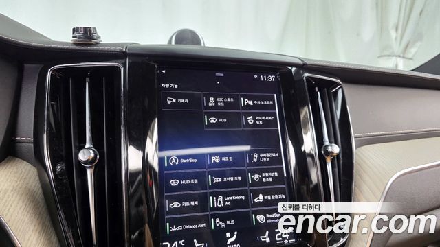Volvo XC60 2020 — photo 33