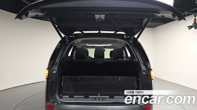 Land Rover Discovery 2018 — photo 26