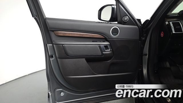 Land Rover Discovery 2018 — photo 14