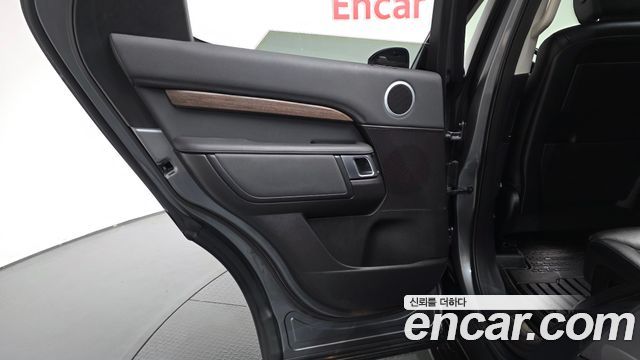 Land Rover Discovery 2018 — photo 15