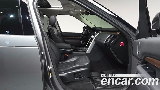 Land Rover Discovery 2018 — photo 16