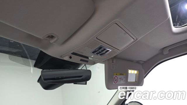 Land Rover Discovery 2018 — photo 28