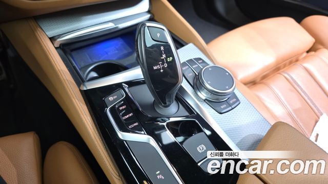 BMW 5-Series 2018 — photo 12