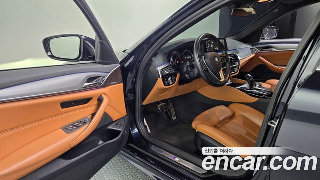 BMW 5-Series 2018 — photo 13