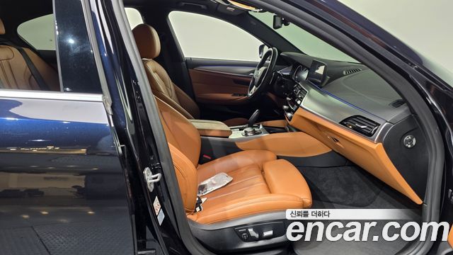 BMW 5-Series 2018 — photo 17