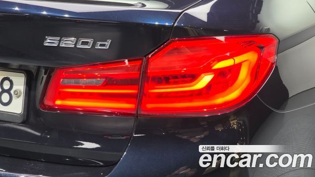 BMW 5-Series 2018 — photo 9