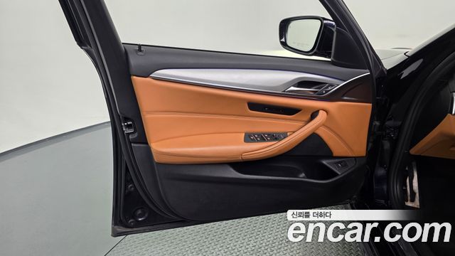 BMW 5-Series 2018 — photo 14