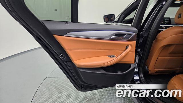 BMW 5-Series 2018 — photo 15