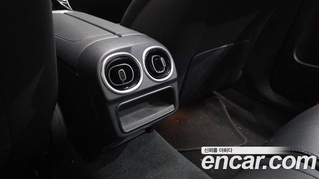 Mercedes-Benz C-Class 2023 — photo 31
