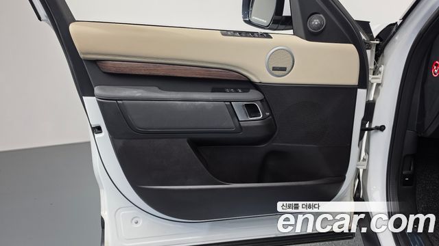 Land Rover Discovery 2017 — photo 14