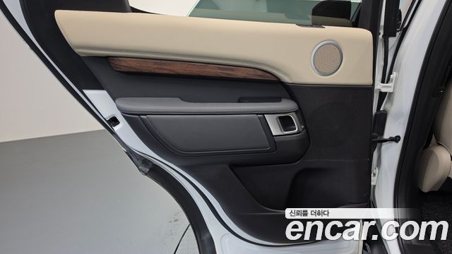 Land Rover Discovery 2017 — photo 15