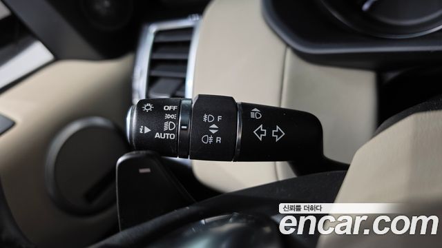Land Rover Discovery 2017 — photo 33