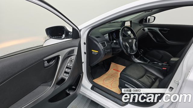 Hyundai AVANTE 2015 — photo 13