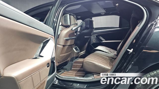 BMW 7-Series 2023 — photo 18