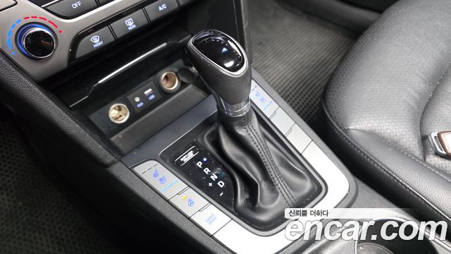 Hyundai AVANTE 2017 — photo 12