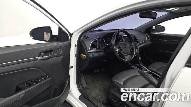 Hyundai AVANTE 2017 — photo 13