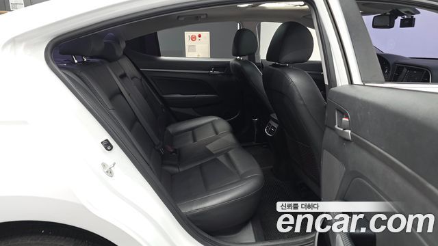 Hyundai AVANTE 2017 — photo 18