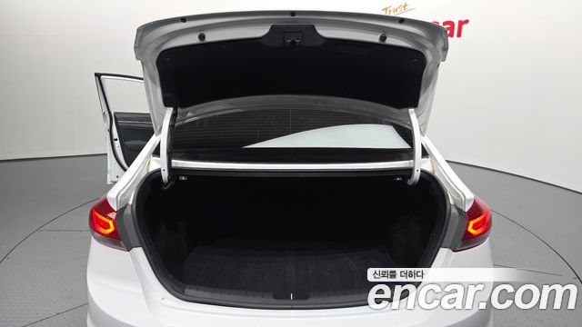 Hyundai AVANTE 2017 — photo 26