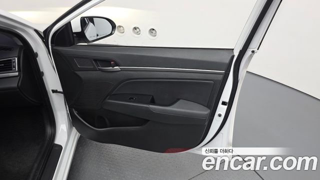 Hyundai AVANTE 2017 — photo 14