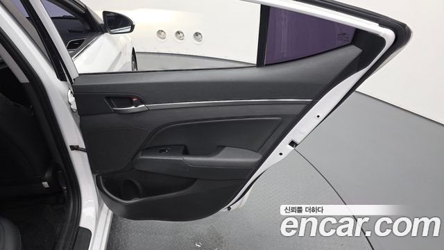 Hyundai AVANTE 2017 — photo 15