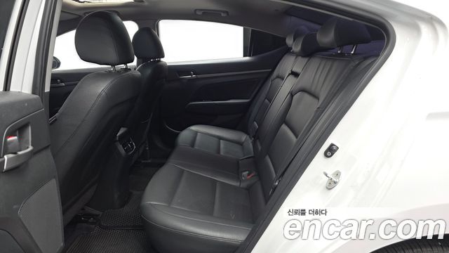 Hyundai AVANTE 2017 — photo 16