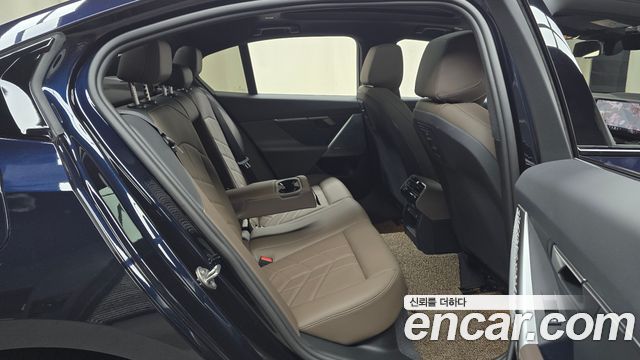 BMW 5-Series 2024 — photo 17