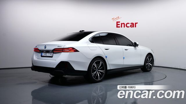 BMW 5-Series 2026 — photo 2