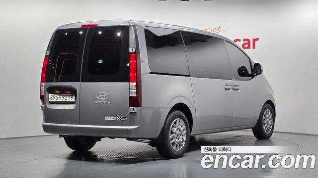 Hyundai Staria 2025 — photo 2