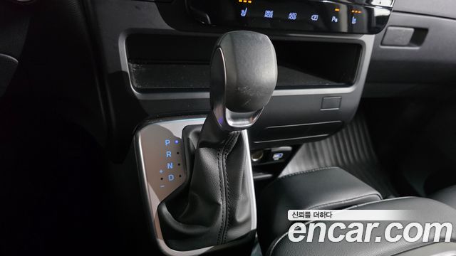 Hyundai Staria 2025 — photo 9