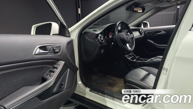 Mercedes-Benz GLA-Class 2017 — photo 10