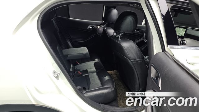 Mercedes-Benz GLA-Class 2017 — photo 11