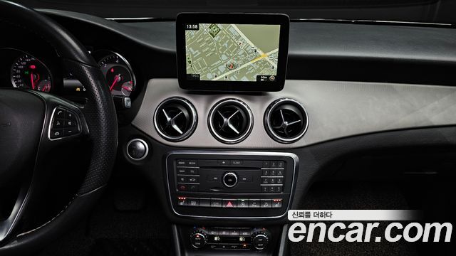 Mercedes-Benz GLA-Class 2017 — photo 14