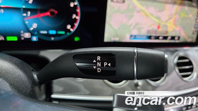 Mercedes-Benz E-Class 2023 — photo 12