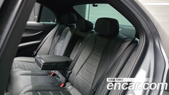 Mercedes-Benz E-Class 2023 — photo 18