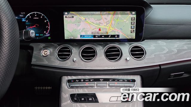 Mercedes-Benz E-Class 2023 — photo 19