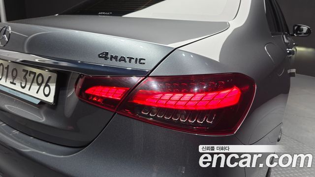 Mercedes-Benz E-Class 2023 — photo 9