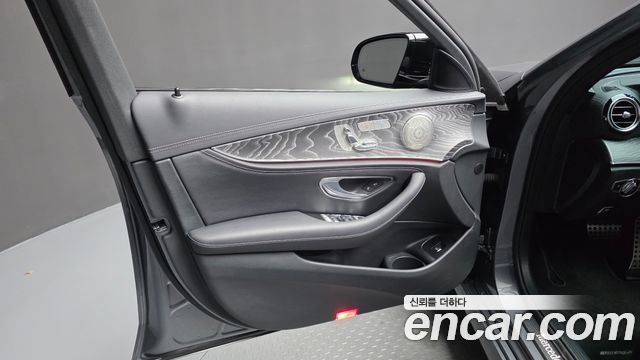 Mercedes-Benz E-Class 2023 — photo 14